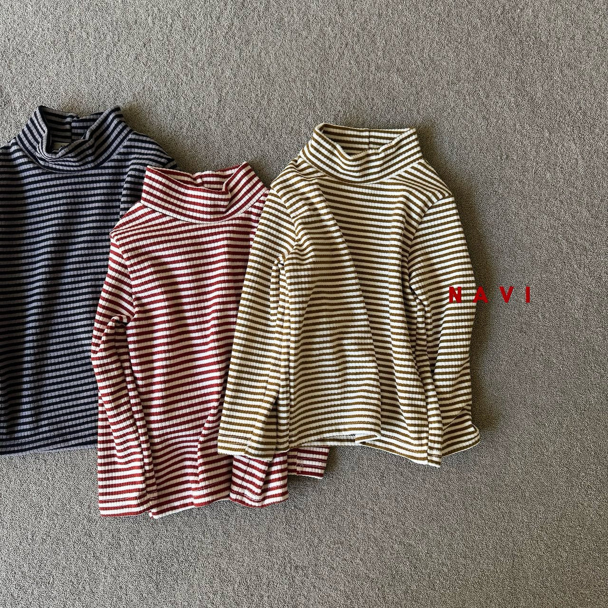《予約》Snug Stripe Mock Neck Tee / NAVI