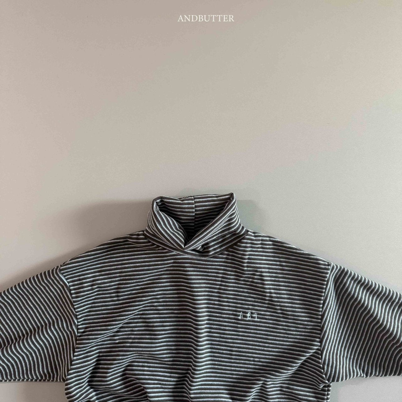 《予約》Art Stripe Turtleneck / andbutter