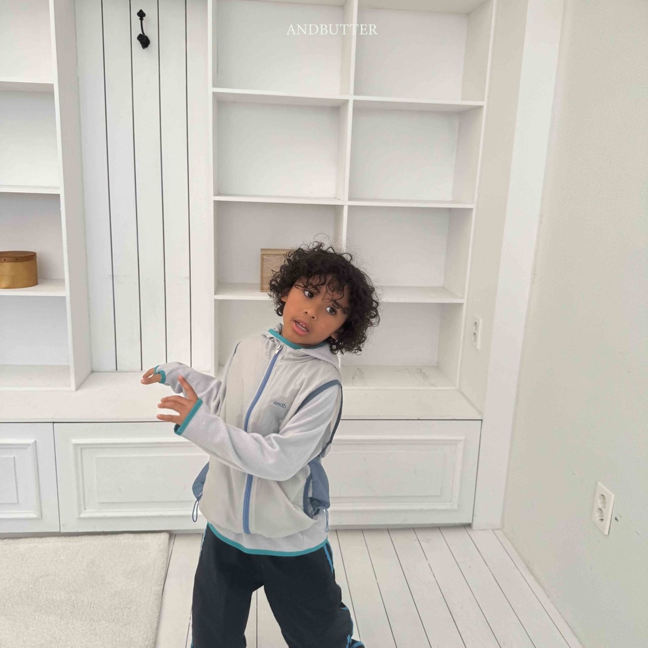 《予約》Mountain Vest / andbutter