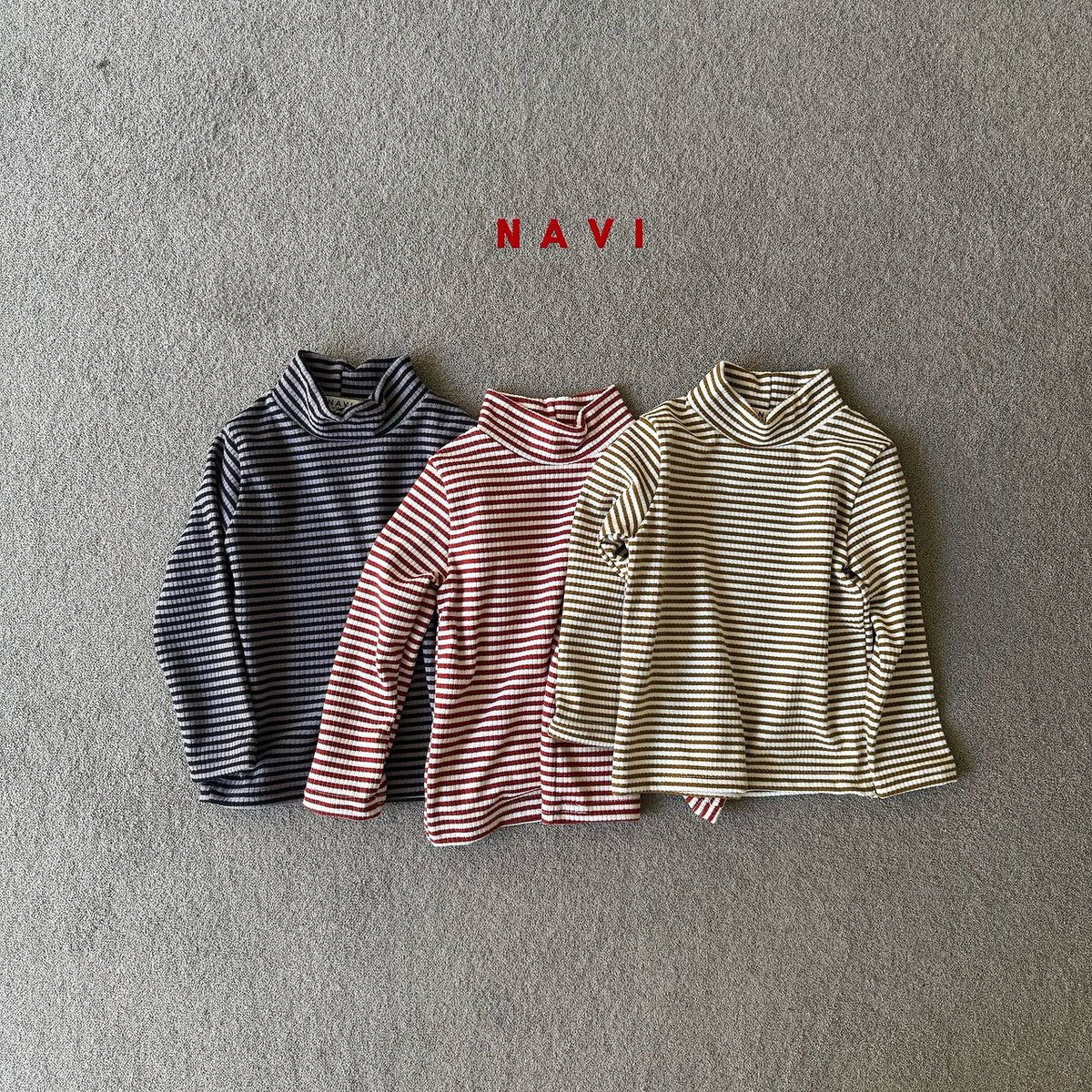 《予約》Snug Stripe Mock Neck Tee / NAVI