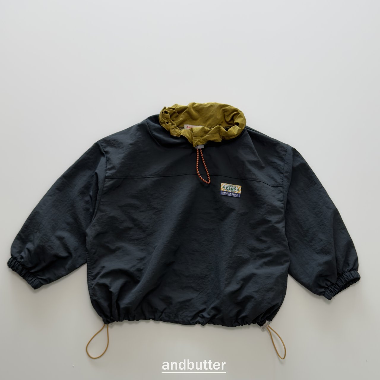 《予約》Color Neck Anorak / ANDBUTTER
