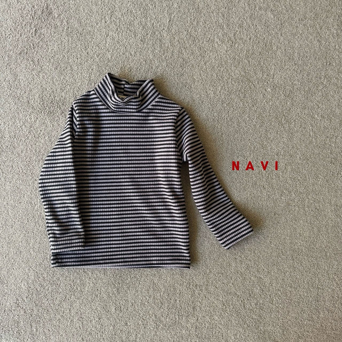 《予約》Snug Stripe Mock Neck Tee / NAVI
