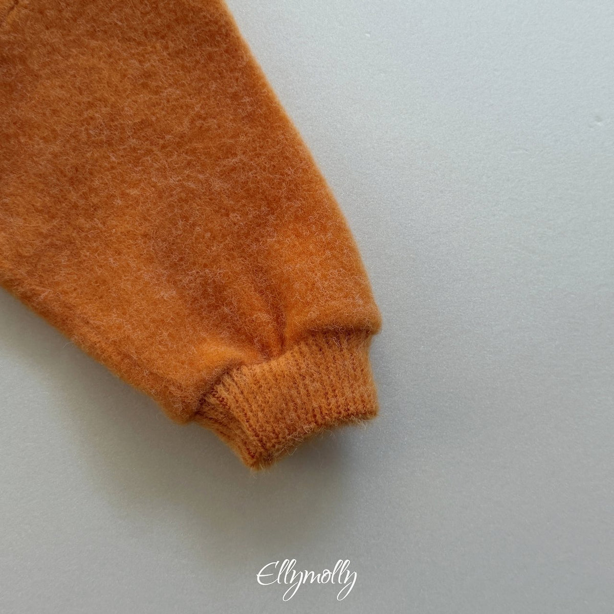 《予約》Chicago Brushed V-Neck / ELLY MOLLY