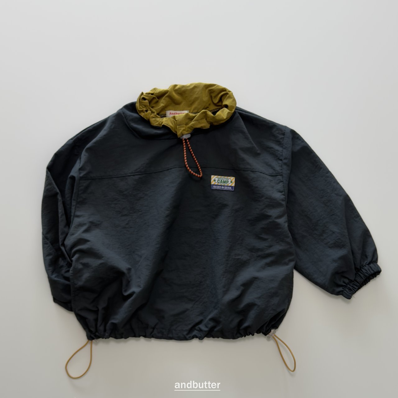 《予約》Color Neck Anorak / ANDBUTTER
