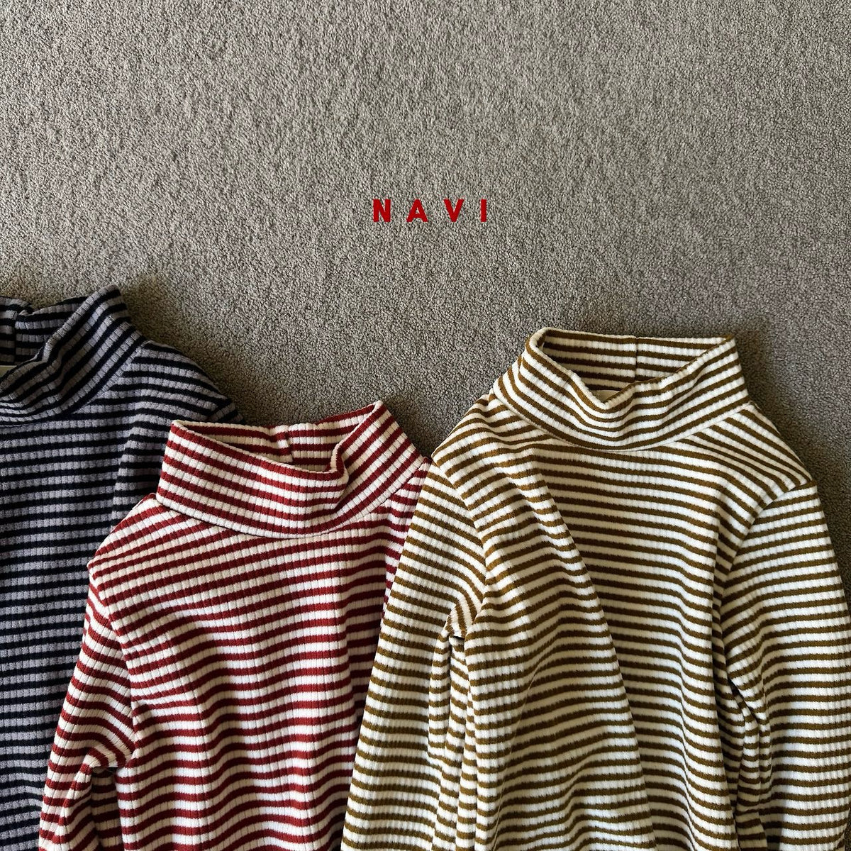 《予約》Snug Stripe Mock Neck Tee / NAVI