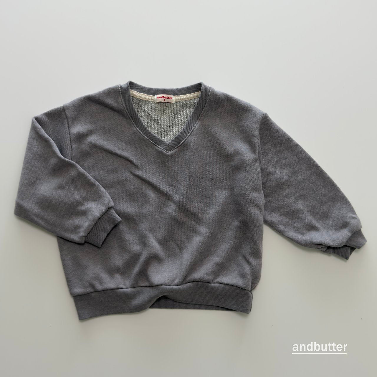 《予約》Soft V Neck Man to Man / ANDBUTTER