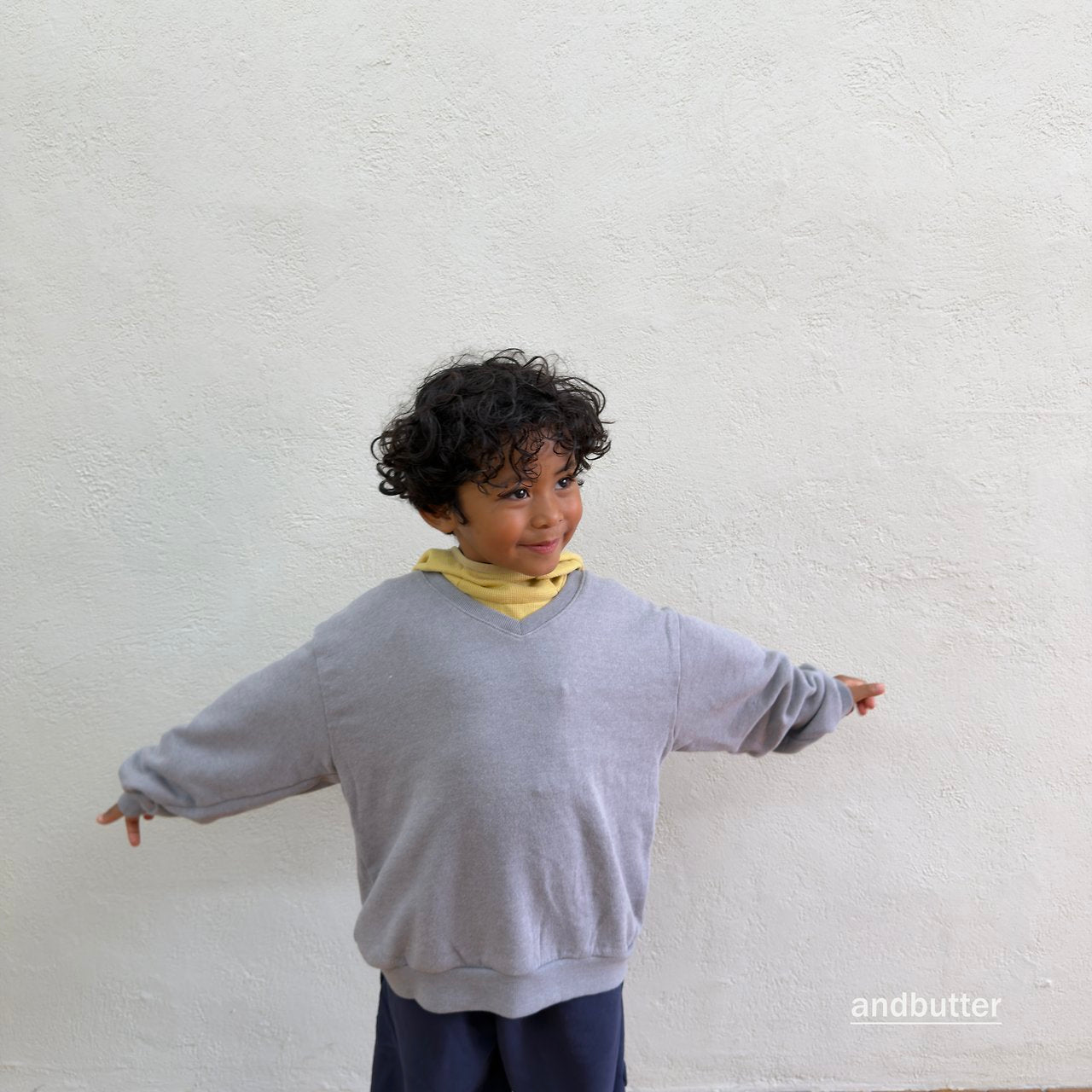 《予約》Soft V Neck Man to Man / ANDBUTTER