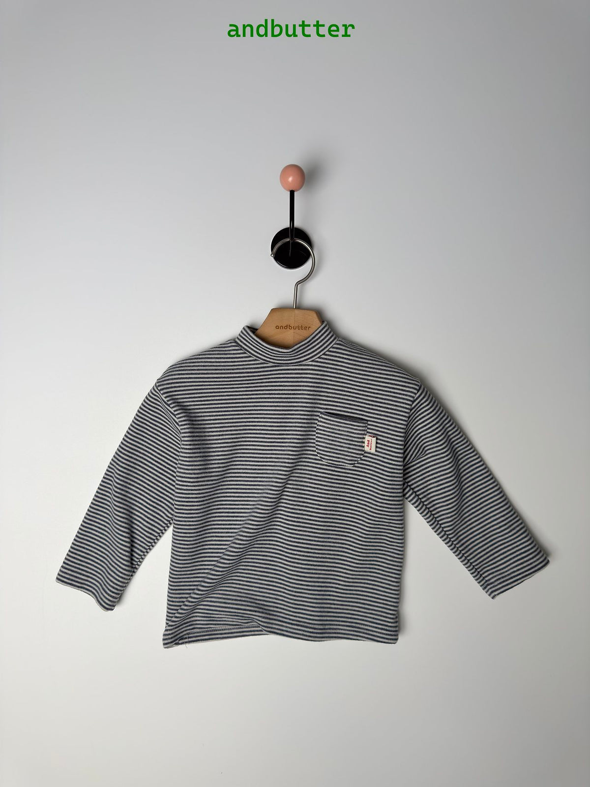 《予約》Mini Pocket Mock Neck / ANDBUTTER