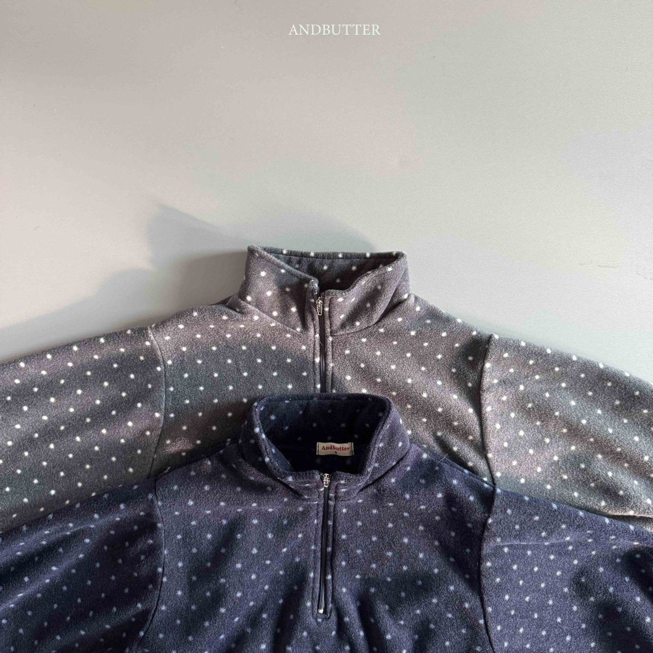 《予約》Dot Half-Zip / andbutter