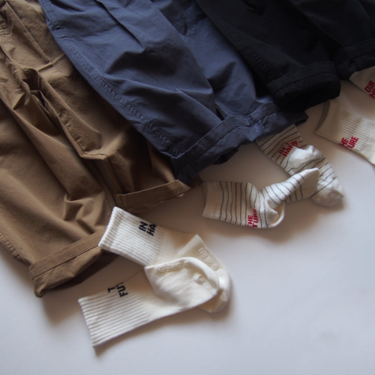 《beige 90 size》 Easy tuck pants